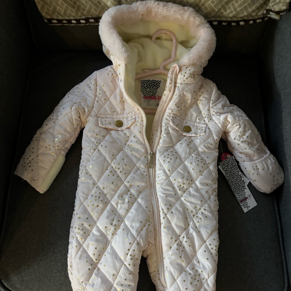 3/6 month snowsuit- bundle 3 for 20$!